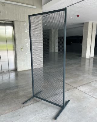 Potřebujete rychle a přehledně vystavit plakáty, letáky nebo třeba studentské práce? 📄 Náš drátěný výstavní panel 200×90...