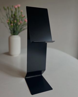 🎨📚 Hledáte stylový způsob, jak vystavit knihy, obrazy nebo třeba LP desky? Naše velké výstavní stojany ve velikosti M a S...