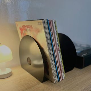 Pro všechny milovníky hudby 🎶 Uspořádejte si svou sbírku s elegancí 🖤 Stylové držáky a stojany na CD a LP desky najdete...